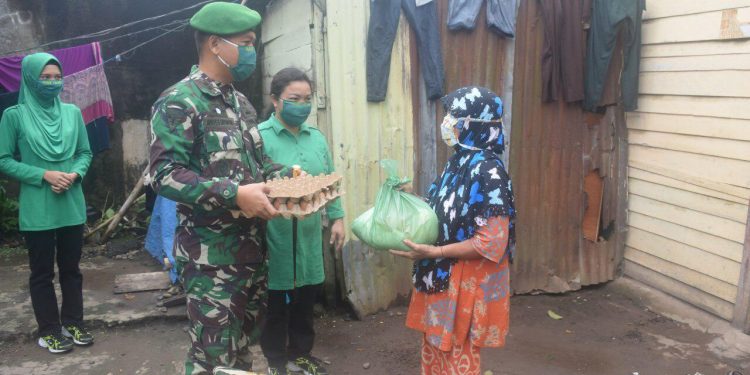 Batalyon Infanteri 123/Rajawali Bagikan Sembako dan Masker di Padangsidimpuan