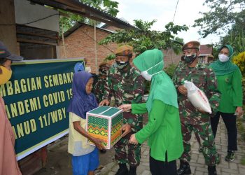 Yonarhanud 11/WBY Bagikan Sembako kepedulian Covid-19