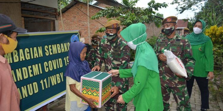 Yonarhanud 11/WBY Bagikan Sembako kepedulian Covid-19 Yonarhanud 11/WBY Bagikan Sembako kepedulian Covid-19