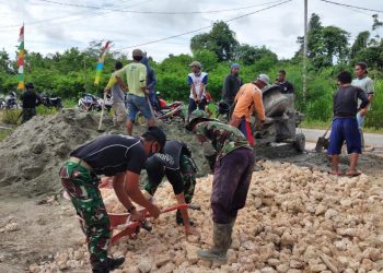 Satgas Pamtas RI-Papua Nugini dari Yonif Raider 100/Prajurit Setia Bantu Warga di Perbatasan
