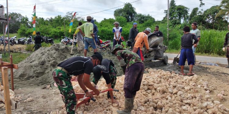 Satgas Pamtas RI-Papua Nugini dari Yonif Raider 100/Prajurit Setia Bantu Warga di Perbatasan Satgas Pamtas RI-Papua Nugini dari Yonif Raider 100/Prajurit Setia Bantu Warga di Perbatasan