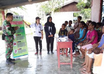 Satgas Yonif 126 Kala Cakti Lakukan Penyuluhan Kesehatan dari Rumah ke Rumah Bersama Petugas Puskesmas