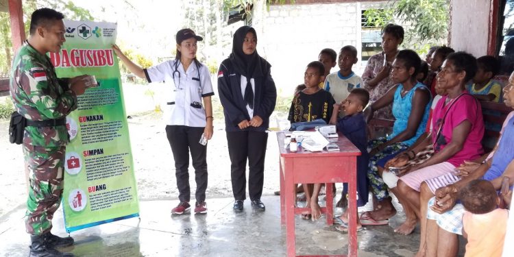 Satgas Yonif 126 Kala Cakti Lakukan Penyuluhan Kesehatan dari Rumah ke Rumah Bersama Petugas Puskesmas