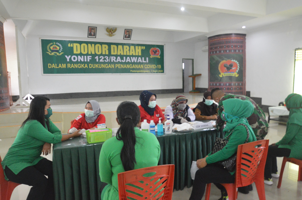 Pasokan Darah PMI Menipis, Prajurit dan Persit Yonif 123/Rajawali Donor Darah