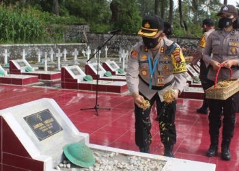 Ziarahi Makam Pahlawan, Polres Taput Patuhi Protokol Kesehatan Cegah Covid-19