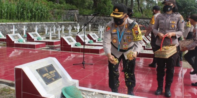 Ziarahi Makam Pahlawan, Polres Taput Patuhi Protokol Kesehatan Cegah Covid-19