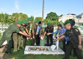 Peringati HUT Ke-68 Penerangan Angkatan Darat, Pendam I/BB Kolonel Roy J Sinaga Ziarahi Makam Pahlawan