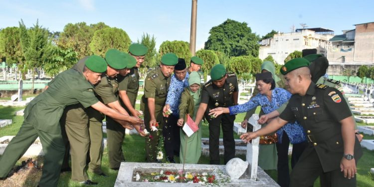Peringati HUT Ke-68 Penerangan Angkatan Darat, Pendam I/BB Kolonel Roy J Sinaga Ziarahi Makam Pahlawan Peringati HUT Ke-68 Penerangan Angkatan Darat, Pendam I/BB Kolonel Roy J Sinaga Ziarahi Makam Pahlawan