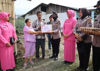 Polwan Polres Dairi bersama  PC Bhayangkari Cabang Dairi berikan Bantuan kepada Korban Bencana Kebakaran