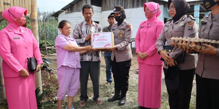 Polwan Polres Dairi bersama  PC Bhayangkari Cabang Dairi berikan Bantuan kepada Korban Bencana Kebakaran