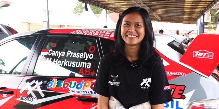 Canya Prasetyo Satu-satunya Perally Wanita yang Turun pada Kejurnas Danau Toba Rally 2022 di HTI TPL Aek Nauli Parapat