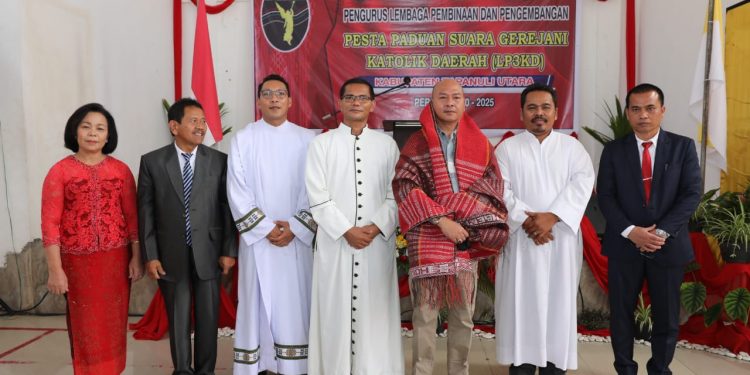 Bupati Taput Hadiri Pengukuhan Pengurus Lembaga Pembinaan dan Pengembangan Pesta Paduan Suara Gerejani Katolik Daerah (LP3KD) Kabupaten Tapanuli Utara