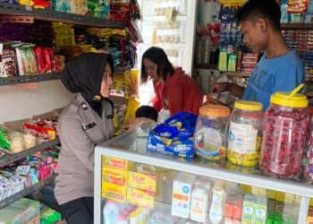 Bhabinkamtimas Polsek Kota Kisaran Polres Asahan Briptu Linda Siregar Monitoring Kelangkaan Minyak Goreng 
