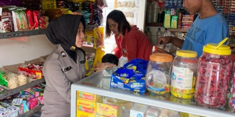 Bhabinkamtimas Polsek Kota Kisaran Polres Asahan Briptu Linda Siregar Monitoring Kelangkaan Minyak Goreng 