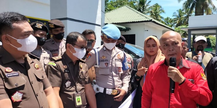 GNPK RI Dan Solidaritas Wartawan Madina Geruduk Kejari Pertanyakan Independensi