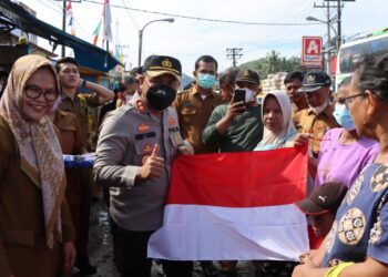 Kapolres Tapteng Dukung Gerakan Pembagian 10 Juta Bendera Merah Putih