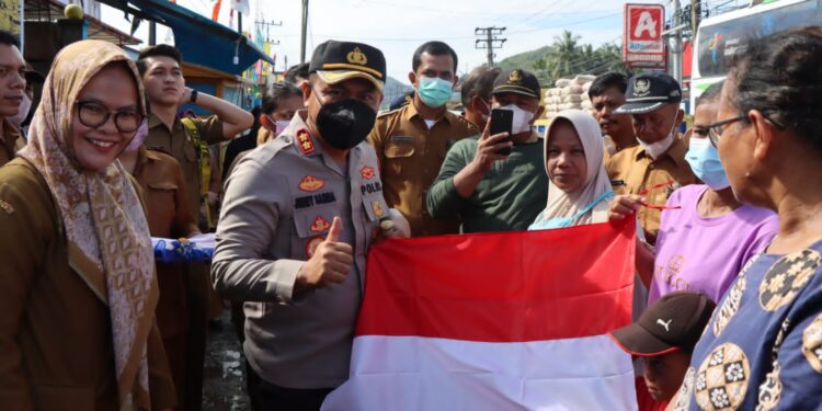 Kapolres Tapteng Dukung Gerakan Pembagian 10 Juta Bendera Merah Putih