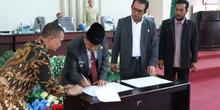 Bupati Simalungun dan Ketua DPRD Tandatangani Nota Kesepakatan Bersama KUA PPAS APBD Kab. Simalungun TA 2023