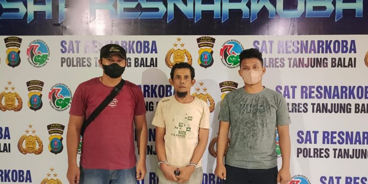 Sering Transaksi Narkoba di Pos Jaga, Udin Diciduk di Jalan Nusa Indah Sering Transaksi Narkoba di Pos Jaga, Udin Diciduk di Jalan Nusa Indah