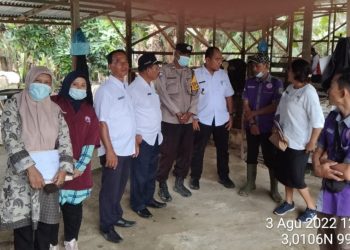 Bhabinkamtibmas Polsek Air Joman Polres Asahan Kawal Penyuntikan Vaksin PMK Milik Warga