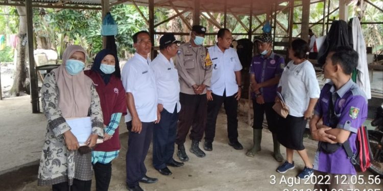 Bhabinkamtibmas Polsek Air Joman Polres Asahan Kawal Penyuntikan Vaksin PMK Milik Warga