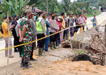 Kapolda Sumut Datangi Lokasi Longsor di Desa Jangga, Personel Polres Simalungun Dan Toba Bekerjasama