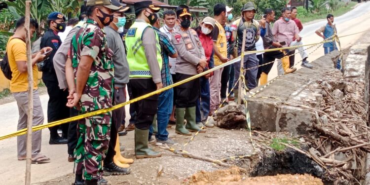Kapolda Sumut Datangi Lokasi Longsor di Desa Jangga, Personel Polres Simalungun Dan Toba Bekerjasama