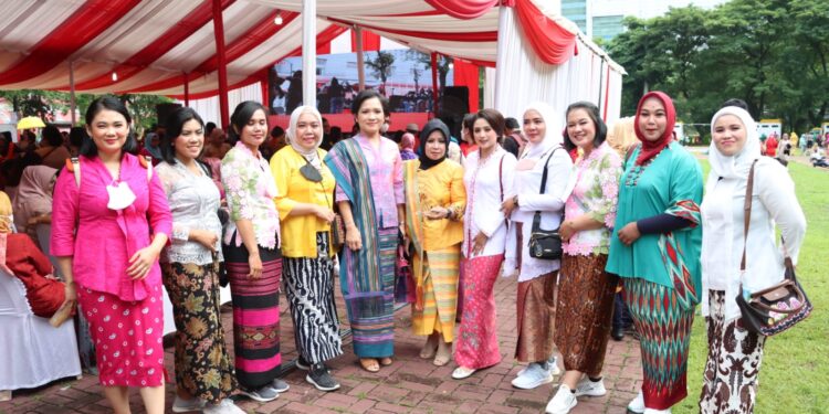 Bhayangkari Bersama Polwan Polres Simalungun ikuti Parade Kebaya Nasional tahun 2022 Menuju UNESCO 