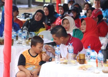 Kapolres Tapsel Suapi Bocah 10 Tahun yang Datang Meminta Makanan