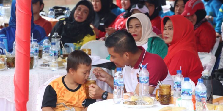 Kapolres Tapsel Suapi Bocah 10 Tahun yang Datang Meminta Makanan Kapolres Tapsel Suapi Bocah 10 Tahun yang Datang Meminta Makanan