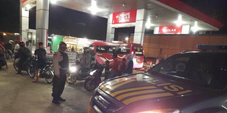 Personel Samapta Polres Asahan Monitoring dan Pengawasan di SPBU