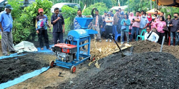 Bupati Simalungun Saksikan Demonstrasi Pembuatan Pupuk Organik
