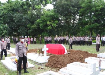 Kapolres Simalungun Pimpin Upacara Pemakaman Anggotanya Di TMP Nagur