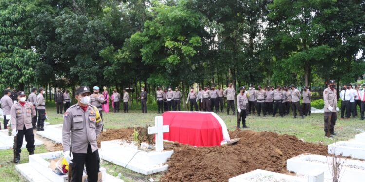 Kapolres Simalungun Pimpin Upacara Pemakaman Anggotanya Di TMP Nagur