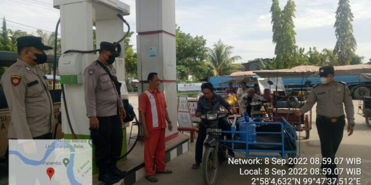 Personil Polres Tanjungbalai Laksanakan Pengamanan dan Pengaturan Lalin di SPBU Tuah Anugrah Abadi