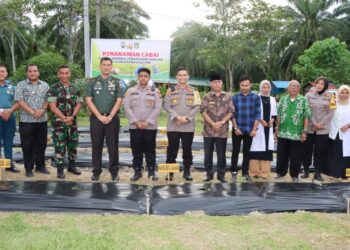 Kapolres Asahan Bersama Forkopimda Penanaman Bibit Cabai di Polsek Kota Kisaran