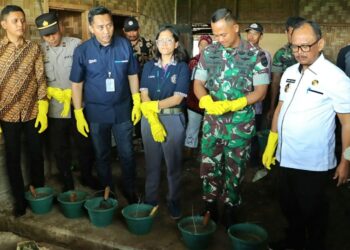 Wakil Bupati Simalungun dan Dandim 0207/Sml Letakkan Batu Pertama Rehab Rumah Tidak Layak Huni