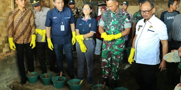 Wakil Bupati Simalungun dan Dandim 0207/Sml Letakkan Batu Pertama Rehab Rumah Tidak Layak Huni