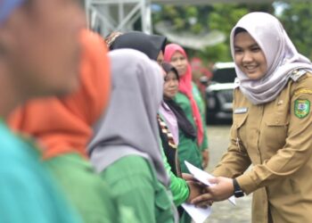 Atika Azmi Utammi Nasution, Wakil Bupati Madina ini Bagikan Gajinya ke Petugas Kebersihan