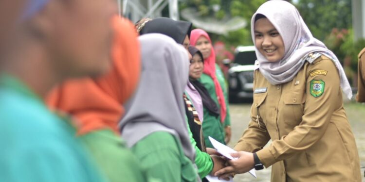 Atika Azmi Utammi Nasution, Wakil Bupati Madina ini Bagikan Gajinya ke Petugas Kebersihan