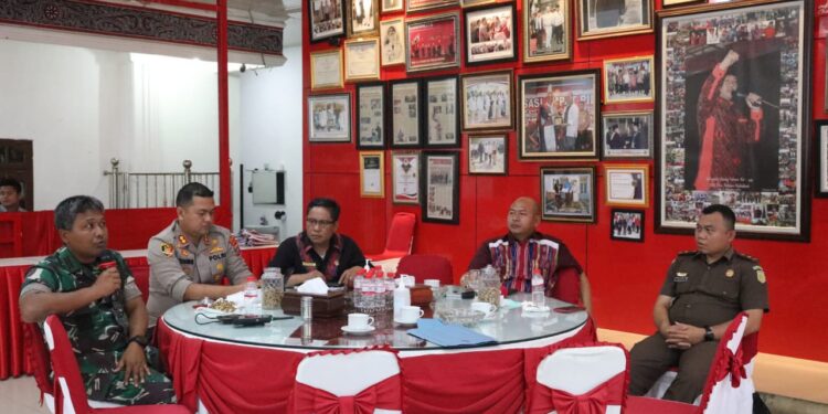Bupati Taput Pimpin Rapat Forkopimda, Tanggap Darurat Bencana Diperpanjang Bupati Taput Pimpin Rapat Forkopimda, Tanggap Darurat Bencana Diperpanjang