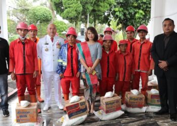 Awali Hari Bersejarah, Bupati Tapanuli Utara Serahkan Bantuan Bagi Korban Bencana Kebakaran dan Petugas Kebersihan