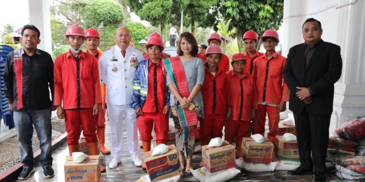 Awali Hari Bersejarah, Bupati Tapanuli Utara Serahkan Bantuan Bagi Korban Bencana Kebakaran dan Petugas Kebersihan