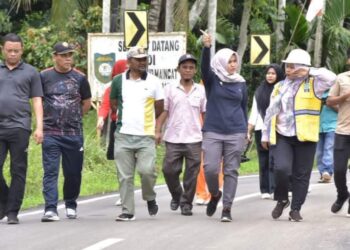 Capai 100 %, Wabup Atika Tinjau Ruas Jalan Tambiski-Sayur Maincat