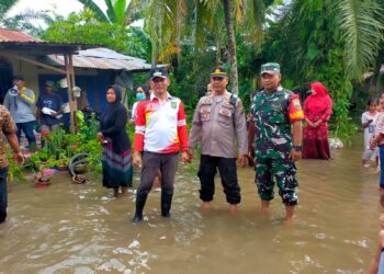 AKP Rusli Damanik Bantu Korban Banjir di Air Batu