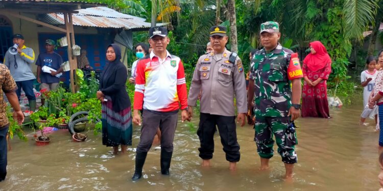 AKP Rusli Damanik Bantu Korban Banjir di Air Batu