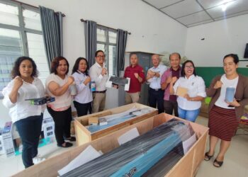 Bangkitkan UMKM Bupati Tapanuli Utara Menyerahkan Bantuan Peralatan