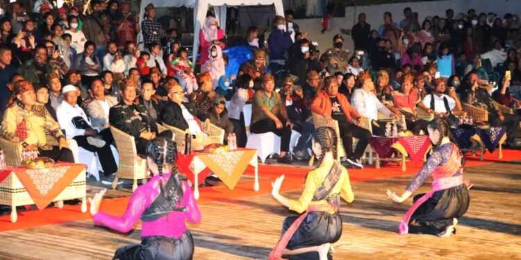  Gelar Budaya Drama Tari Musikal Toping-Toping Huda Huda di RTP Pantai Bebas Parapat