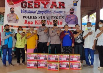 Polres Simalungun Gelar Bakti Kesehatan Vaksinasi Massal dan Berikan Bansos untuk Lansia