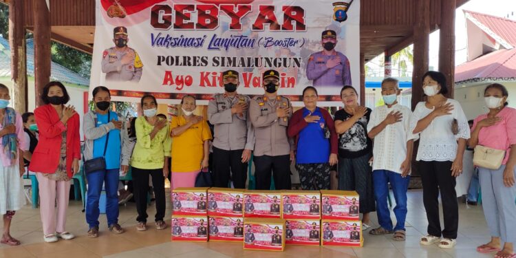 Polres Simalungun Gelar Bakti Kesehatan Vaksinasi Massal dan Berikan Bansos untuk Lansia